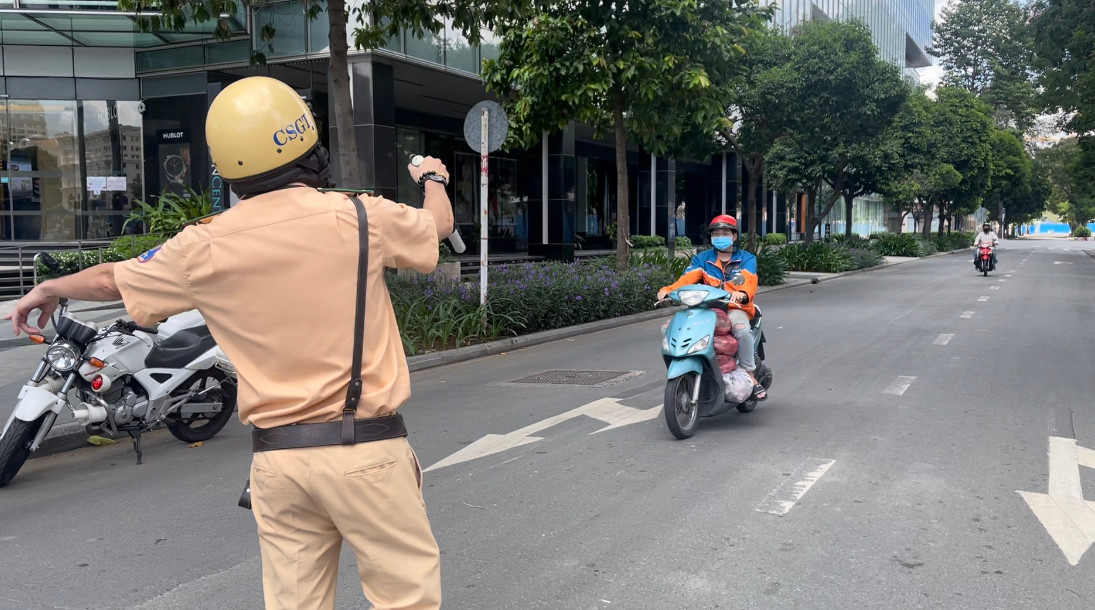 Mật độ đi lại của người dân trên các tuyến đường ở quận 1 nói riêng, TP HCM nói chung trong ngày thứ 2 thực hiện chỉ thị 16 đã giảm đáng kể. Hầu hết các tuyến đường đều vắng vẻ người đi lại và phương tiện lưu thông.