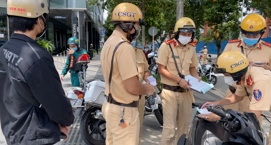 Tuy nhiên cũng có không ít trường hợp với lý do vi phạm chỉ thị 16 đã không thuyết phục được lực lượng thi hành nhiệm vụ.