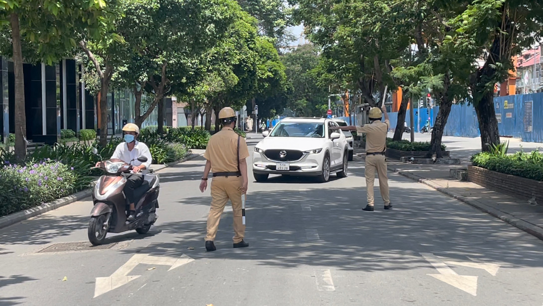 Theo chỉ huy tổ công tác, lực lượng CSGT - TT Công an quận 1 phối hợp với các đơn vị liên quan sẽ thường xuyên kiểm tra việc vi phạm chỉ thị 16 trên địa bàn quận.