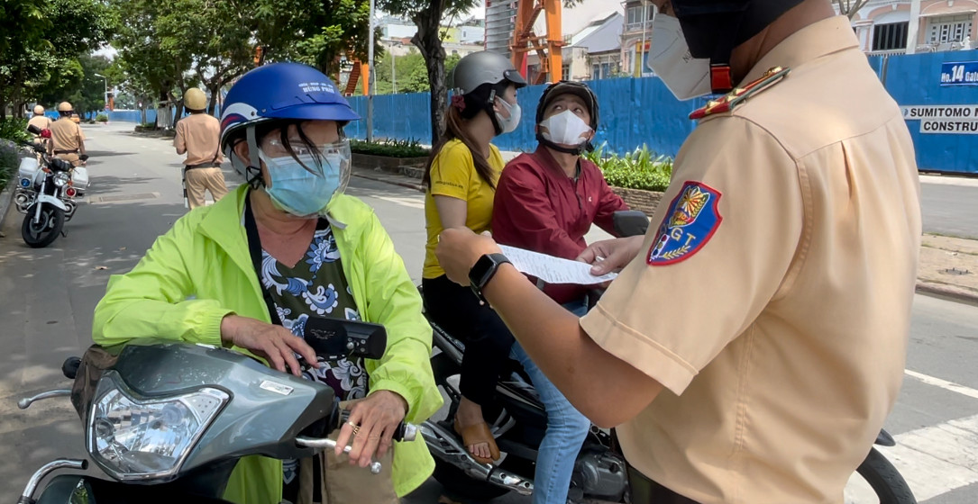 Một người dân đang trình bày lý do việc ra khỏi nhà của mình trong thời gian TP HCM thực hiện nghiêm chỉ thị 16...