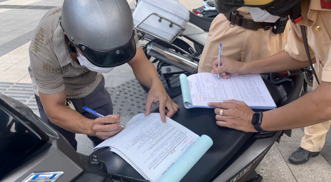 Các hành vi vi phạm được xác định là "ra đường trong trường hợp không thật sự cần thiết" với mức phạt từ 1 đến 3 triệu đồng.