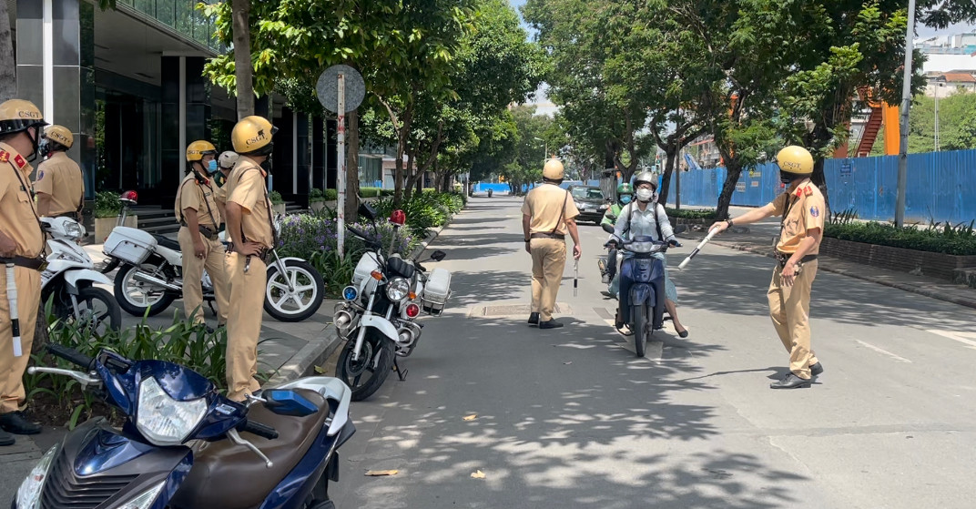 Ô tô, xe máy đều chấp hành hiệu lệnh kiểm tra của cơ quan chức năng ở TP HCM