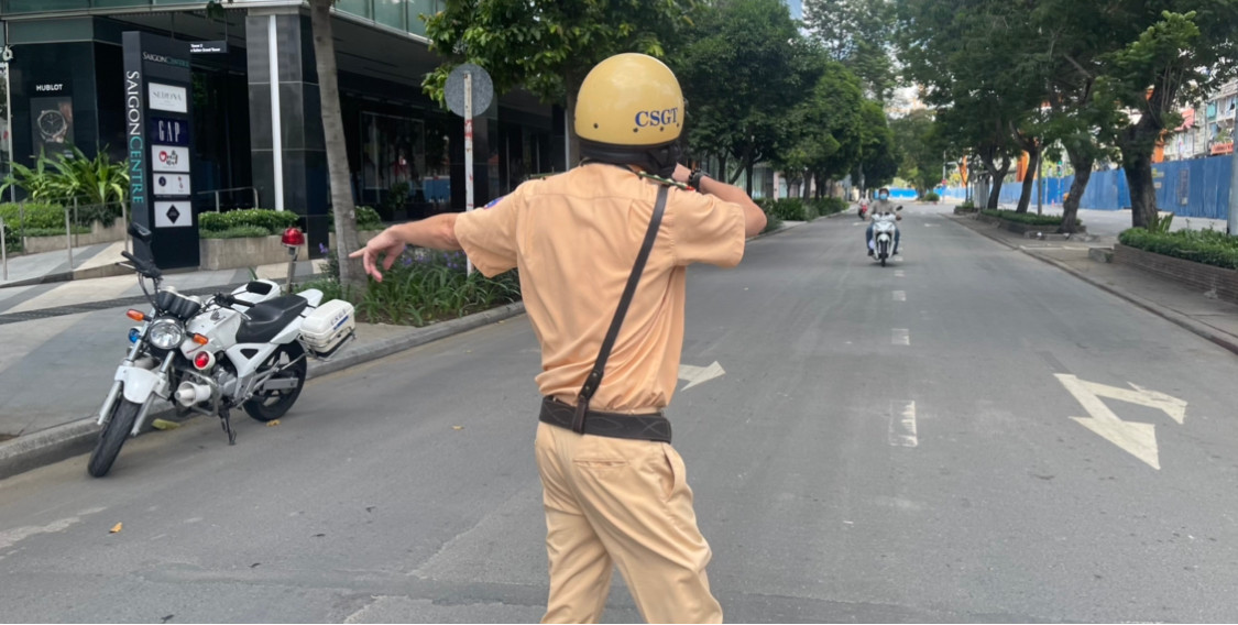 CSGT chặn dừng các phương tiện lưu thông trên đường để kiểm tra...