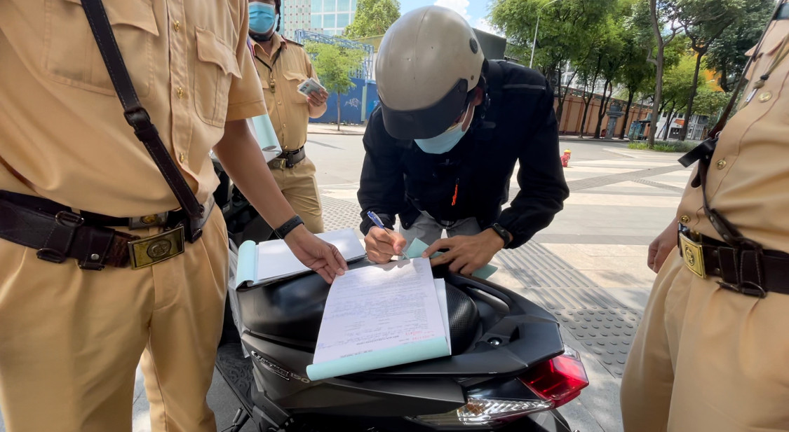 Nhiều lý do như đi xin việc làm giữa mùa dịch, đi rước vợ, nộp hồ sơ thi đại học; thậm chí đi ăn đám giỗ... khi bị CSGT kiểm tra đã bị lập biên bản vi phạm.