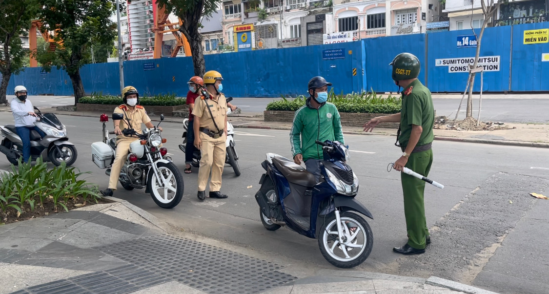 CSGT - TT Công an quận 1 kiểm tra các phương tiện lưu thông để làm rõ việc có vi phạm chỉ thị 16 hay không.