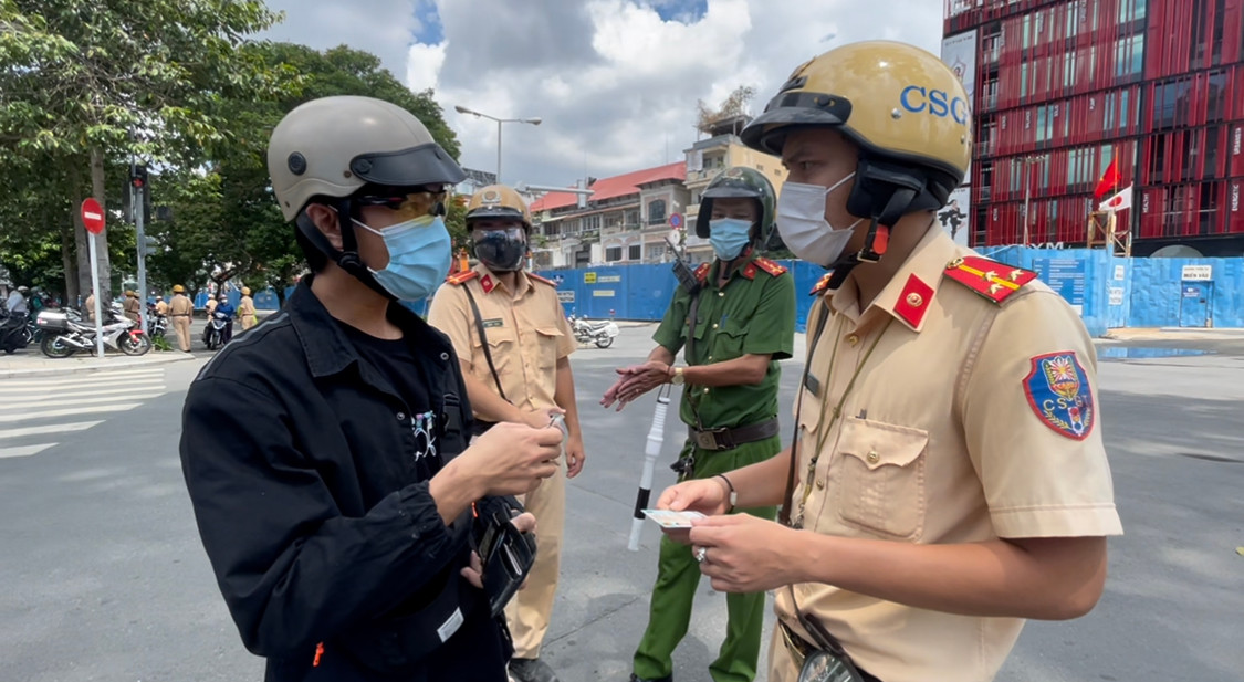 Rất nhiều người với đủ lý do để giải thích với cơ quan chức năng việc ra khỏi nhà của mình. Hầu hết đều có lý do chính đáng, có giấy chứng nhận hợp lý cho việc đi lại của mình nên được cơ quan chức năng giải quyết cho đi.