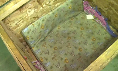 Bo me bat con gai 3 tuoi ngu trong hop day gian chet-Hinh-2