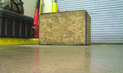 Bo me bat con gai 3 tuoi ngu trong hop day gian chet