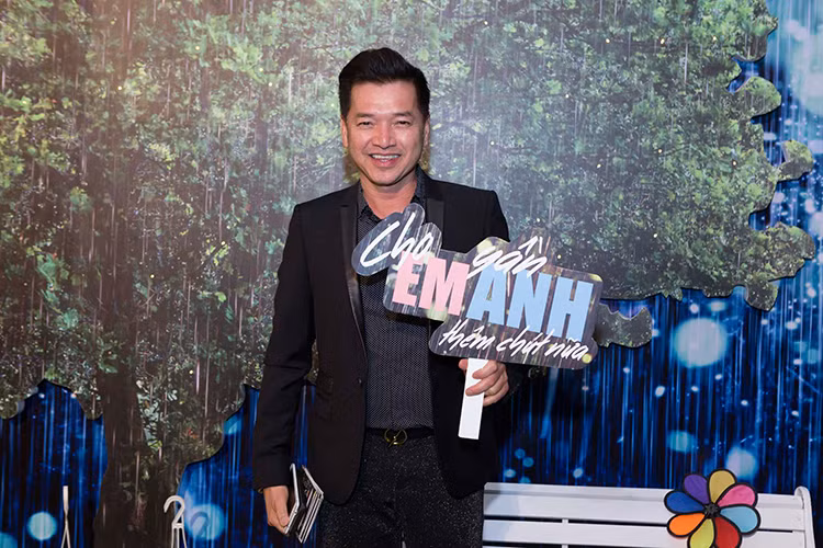 Tối qua (30/11), bộ phim “Cho em gần anh thêm chút nữa” đã có buổi ra mắt tại Sài Gòn. Đây là dự án điện ảnh Việt Nam đầu tiên mà Quang Minh - Hồng Đào cùng góp mặt.