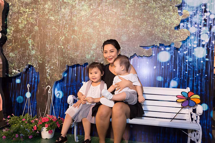 “Mẹ đẻ” của cuốn tiểu thuyết “Cho em gần anh thêm chút nữa” là nhà văn Gào cũng có mặt để ủng hộ phim.