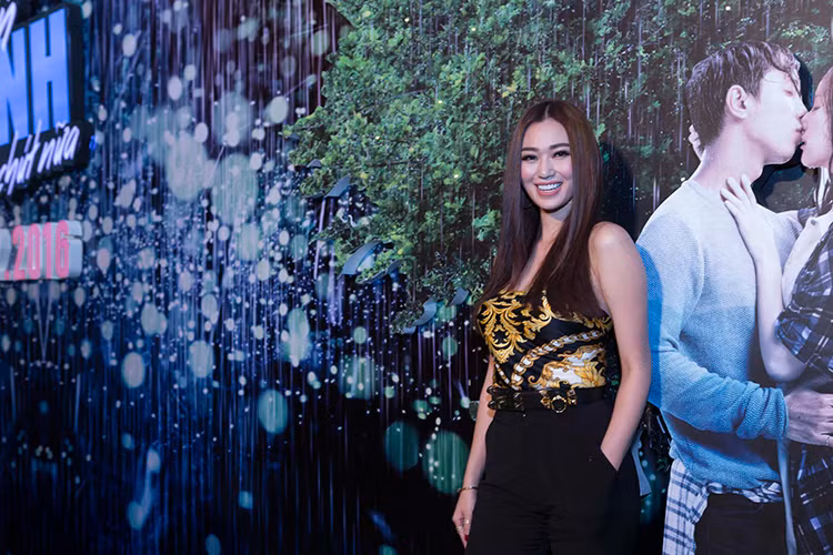 Diễn viên Khánh My cũng đội mưa đến ủng hộ bộ phim.