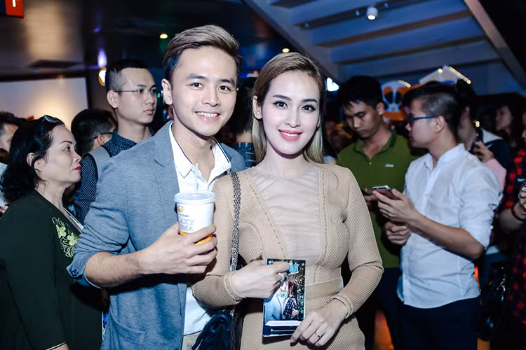 Vợ chồng Tú Vi - Văn Anh vui vẻ đi xem phim “Cho em gần anh thêm chút nữa”.