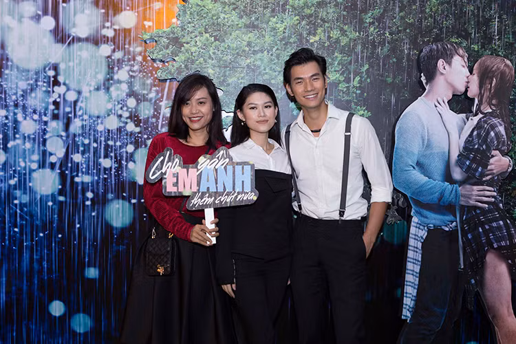 Ê-kíp phim “Đảo của dân ngụ cư”: Hồng Ánh, Ngọc Thanh Tâm và Nhan Phúc Vinh cũng tham dự buổi ra mắt phim.