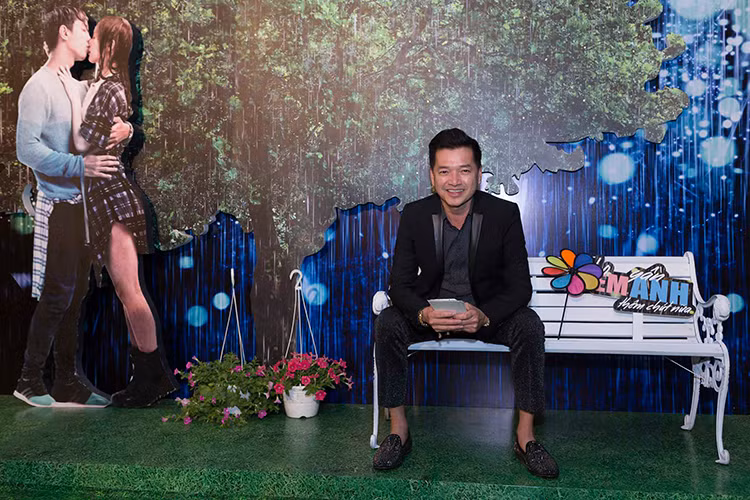 Vắng bà xã Hồng Đào, Quang Minh một mình ra mắt phim điện ảnh đầu tay “Cho em gần anh thêm chút nữa”.