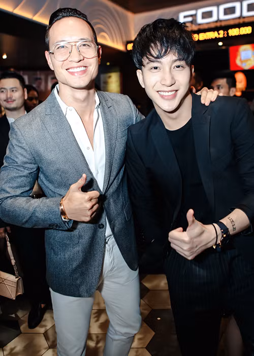 Diễn viên Kim Lý (trái) và B Trần cùng đến ủng hộ bộ phim của đạo diễn Văn Công Viễn.