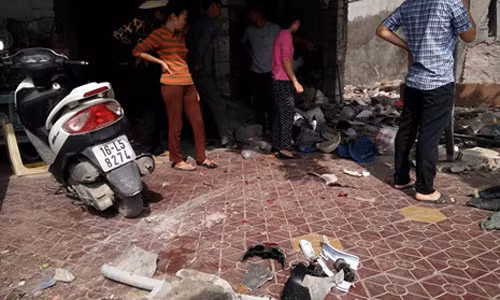 Hai nhà liền kề bị đâm hỏng hết phần ngoài.