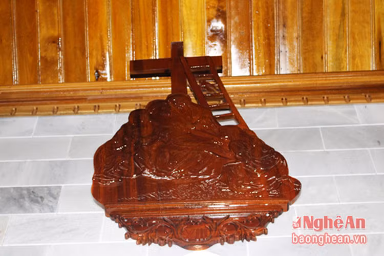 Xung quanh nhà thờ gắn 14 đường thánh giá làm từ gỗ đinh hương, chạm khắc những hình ảnh miêu tả cuộc đời khổ nạn của chúa Giê Su từ lúc bị bắt đến lúc bị hành hình.