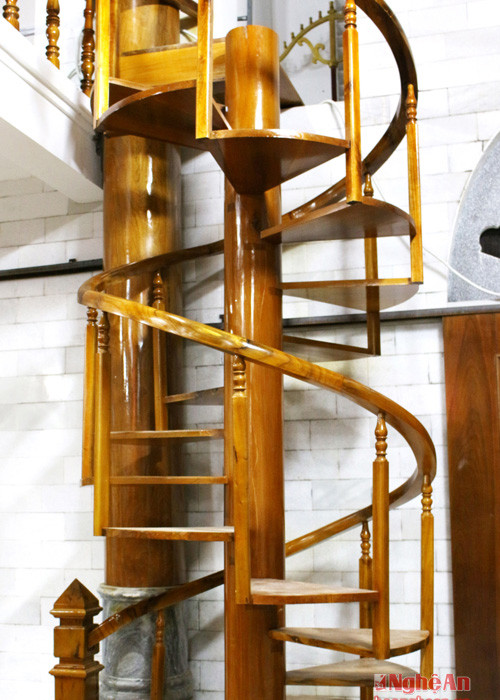 Những cầu thang lên gác cũng thiết kế hoàn toàn bằng gỗ.
