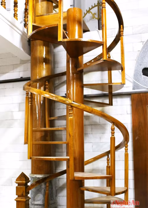 Những cầu thang lên gác cũng thiết kế hoàn toàn bằng gỗ.