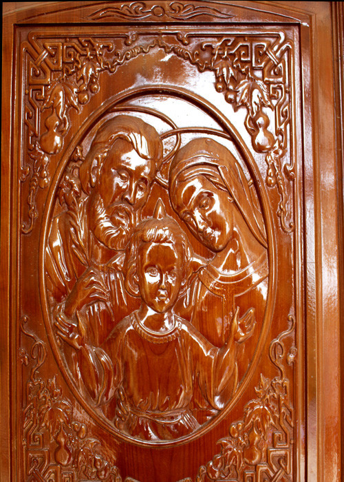 Trên những cánh cửa gỗ lớn, được chạm khắc các hình ảnh về Thiên Chúa sống động.