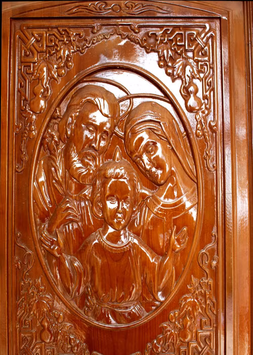 Trên những cánh cửa gỗ lớn, được chạm khắc các hình ảnh về Thiên Chúa sống động.