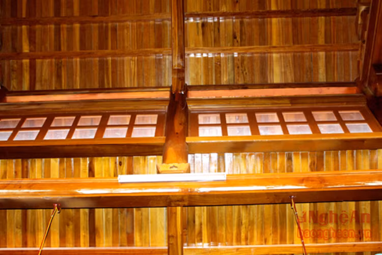 Giữa 2 tầng mái là một hệ thống ô kính xuyên sáng chạy dài.