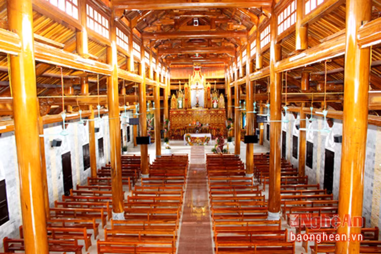 Hành đường được có diện tích 580 m2, được làm từ 350 m3 gỗ dổi, gồm 7 vì, 6 gian, trùng thiềm điệp ốc (2 tầng, 4 mái). Do 10 người thợ Nam Đàn và Thanh Chương làm trong thời gian 6 tháng.