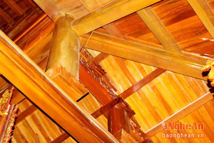 Dưới mái ngói, các bộ phận hoành, rui, mè tạo thành một mảng kín.