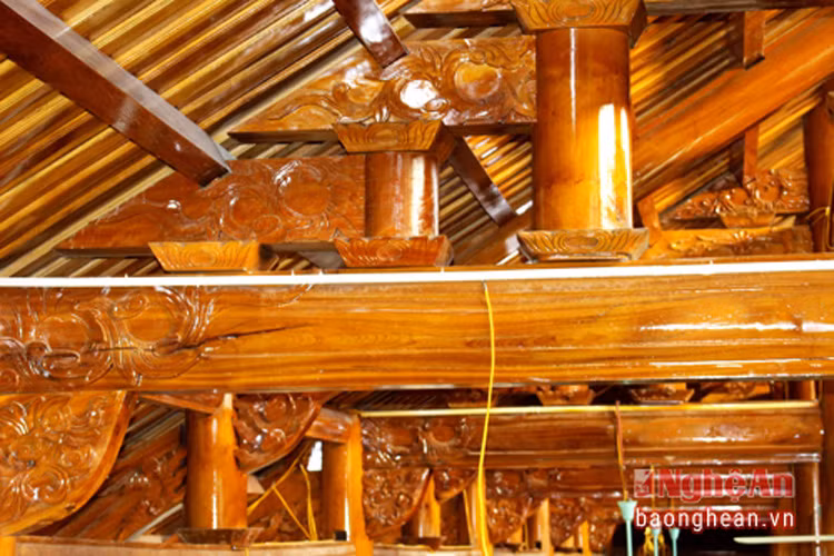 Các cột kê trên xà ngang nối tiếp làm trụ cho các đường hoành cũng được chạm trổ tinh xảo.