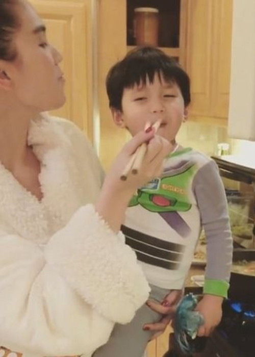  Ngọc Trinh còn lấy lòng được gia đình bạn trai khi luôn tỏ ra thân thiện với các thành viên trong gia đình từ các con đến các cháu của ông Hoàng Kiều. Chỉ cách đây ít ngày, nữ người mẫu gốc Trà Vinh đã chia sẻ clip chơi đùa vui vẻ với cháu trai của vị tỷ phú này. (Ảnh: Instagram Ngọc Trinh) 