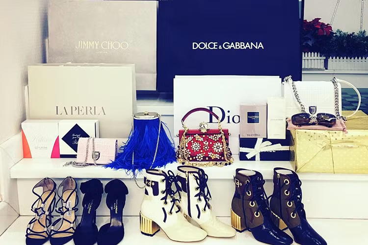 Theo tiết lộ từ một người bạn thân của Ngọc Trinh, nữ người mẫu đã mua loạt trang phục, phụ kiện có trị giá lên đến hơn 1,3 tỷ đồng chỉ trong hai ngày mua sắm ở Mỹ. Nhiều người cho rằng, số hàng hiệu này chính là món quà tỷ phú Hoàng Kiều tặng bạn gái. (Ảnh: Instagram Ngọc Trinh) 