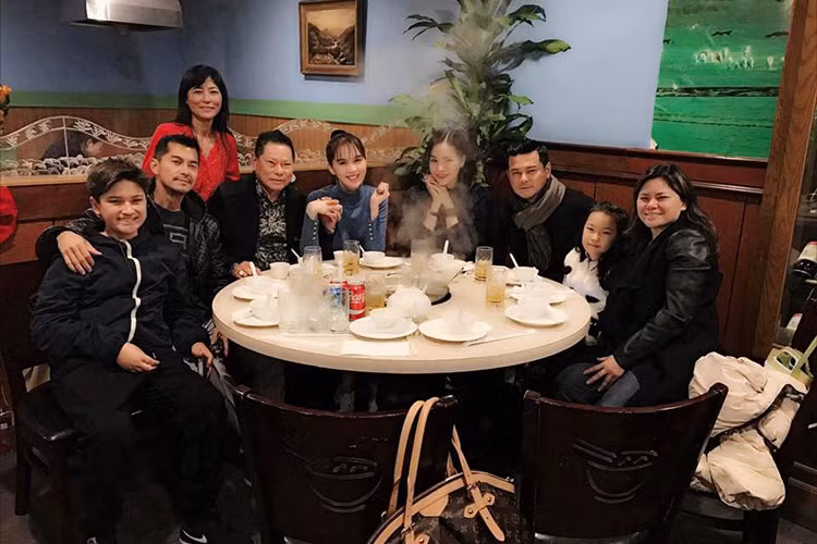 Các con ông Hoàng Kiều cũng có thiện cảm với Ngọc Trinh. Mới đây, cô con dâu vị tỷ phú này cho biết, chưa bao giờ cô thấy bố chồng hạnh phúc như thế này, còn cậu con trai của ông Hoàng Kiều gọi Ngọc Trinh là “bà nội” thay cho cô con gái nhỏ. (Ảnh: Facebook con dâu ông Hoàng Kiều) 