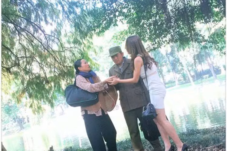 Trong khi đó, với hài Tết 2017 “Ra phố tìm con” của đạo diễn Mai Hồng Phong, cây hài vào vai bà mẹ rất hài hước nhưng cũng rất tình cảm. Đóng cặp với Lê Thị Dần là danh hài Chiến Thắng. (Ảnh: An ninh thủ đô)