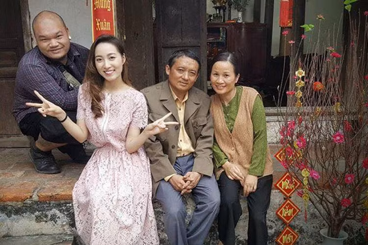 Nội dung phim “Ra phố tìm con” kể về hành trình hai ông bà nhà quê ra thành phố tìm người con nuôi mải chạy theo phù hoa nơi đô thị. Lần đầu ra phố, đôi vợ chồng này vô cùng bỡ ngỡ và gặp không ít tình huống dở khóc dở cười. (Ảnh: Thế giới điện ảnh)