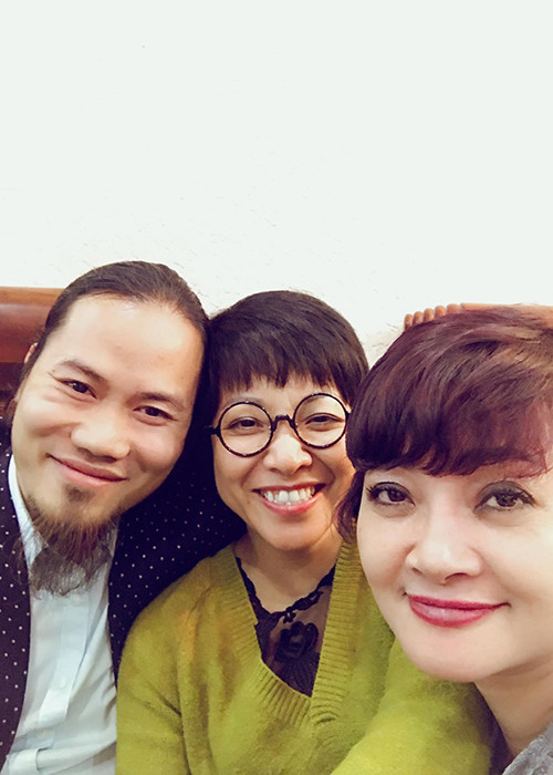 Khi được mời, Thảo Vân nhận lời mà không cần đọc kịch bản vì nghe sơ lược vai diễn là cô gái chưa lấy chồng vì mải công việc. Tuy nhiên, đến khi khởi quay, nữ MC mới hoảng hốt vì nhân vật không như lời Vượng râu nói. (Ảnh: Facebook Vượng râu)