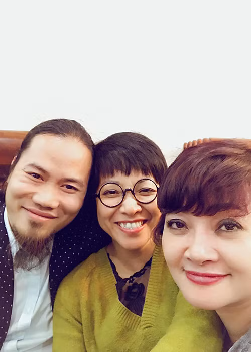 Khi được mời, Thảo Vân nhận lời mà không cần đọc kịch bản vì nghe sơ lược vai diễn là cô gái chưa lấy chồng vì mải công việc. Tuy nhiên, đến khi khởi quay, nữ MC mới hoảng hốt vì nhân vật không như lời Vượng râu nói. (Ảnh: Facebook Vượng râu)