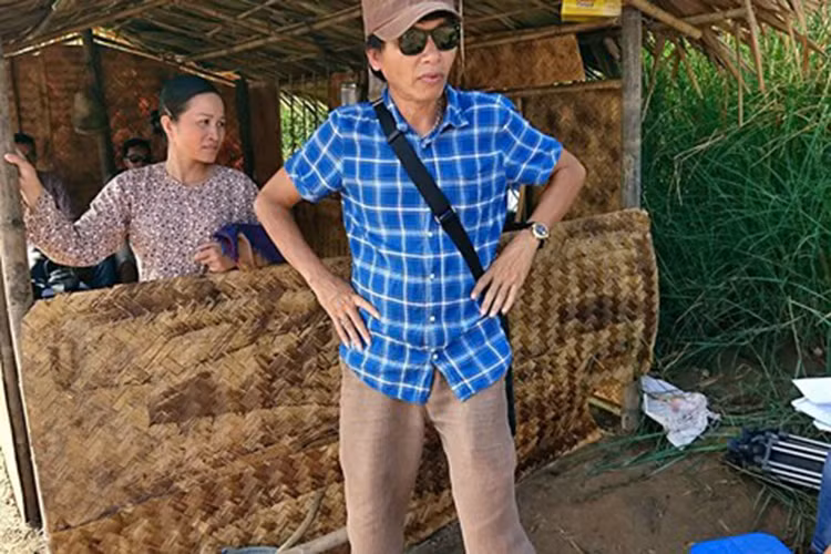 Đạo diễn Mai Hồng Phong chỉ đạo diễn xuất cho Lê Thị Dần ở hậu trường hài Tết “Ra phố tìm con”. (Ảnh: An ninh thủ đô)