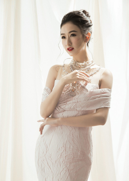 Trước đó, Hà Thu là người đẹp Việt Nam đầu tiên lọt vào bán kết cuộc thi Hoa hậu Liên lục địa 2015 (với vị trí thứ 14 chung cuộc).