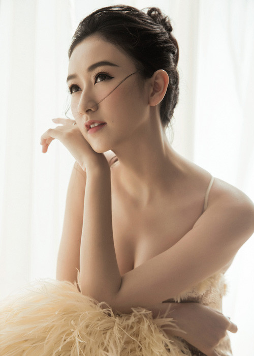 Bước sang năm 2017, với sự trưởng thành và kinh nghiệm sống tích cóp được, Hà Thu quyết tâm khẳng định giá trị bản thân bằng những dự án cá nhân táo bạo.