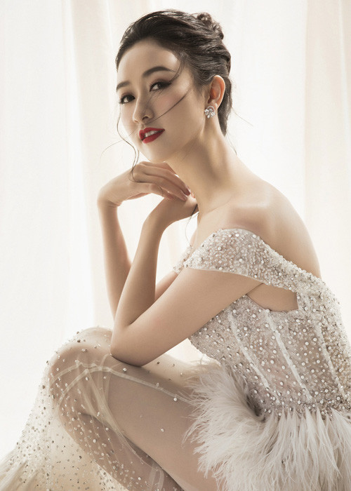 Bộ ảnh Hà Thu được thực hiện bởi nhiếp ảnh gia Lê Thiện Viễn với sự hỗ trợ của ê-kíp gồm: stylist Khun Chai, trang điểm, làm tóc Hoàng Trang Bùi, trang phục Châu Phạm.