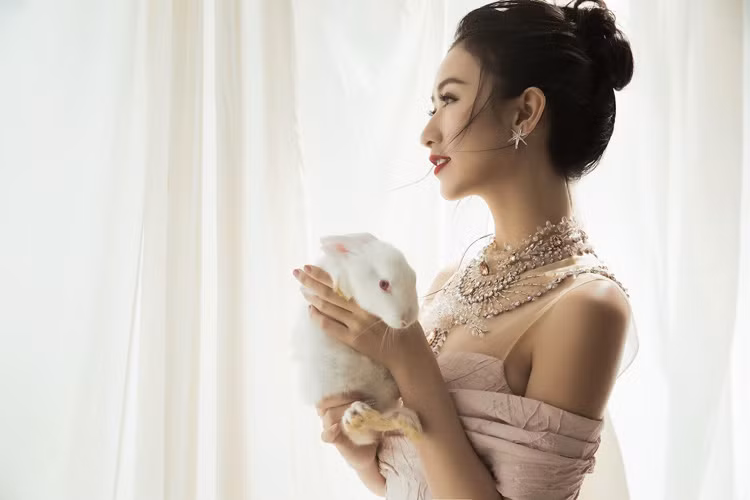 Chia tay năm 2016, Á hậu Hà Thu đã thực hiện bộ ảnh đầy ma mị trong những bộ dạ hội lộng lẫy của NTK Châu Phạm. Đặc biệt, bạn diễn của người đẹp là bầy thỏ trắng vô cùng đáng yêu.