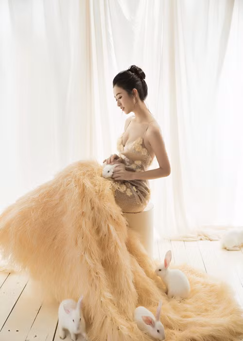 Mỹ nhân sinh năm 1992 được xem là người khá kín tiếng trong đời tư khi cô miệt mài làm việc và hầu như không hề nhắc đến chuyện yêu đương.