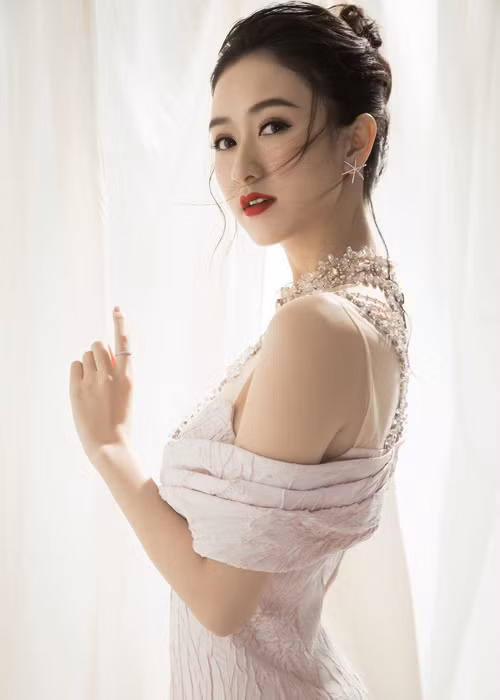 Hà Thu trở thành người đẹp đa tài với việc kinh doanh thành công và tất bật với các dự án nghệ thuật.