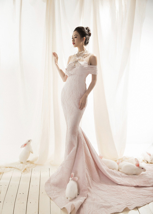 Năm 2016, “mỹ nhân xứ Huế” đã nhiều đột phá, đó là việc kinh doanh suôn sẻ và bắt đầu dự án mới về âm nhạc.