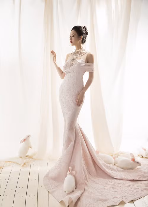 Năm 2016, “mỹ nhân xứ Huế” đã nhiều đột phá, đó là việc kinh doanh suôn sẻ và bắt đầu dự án mới về âm nhạc.