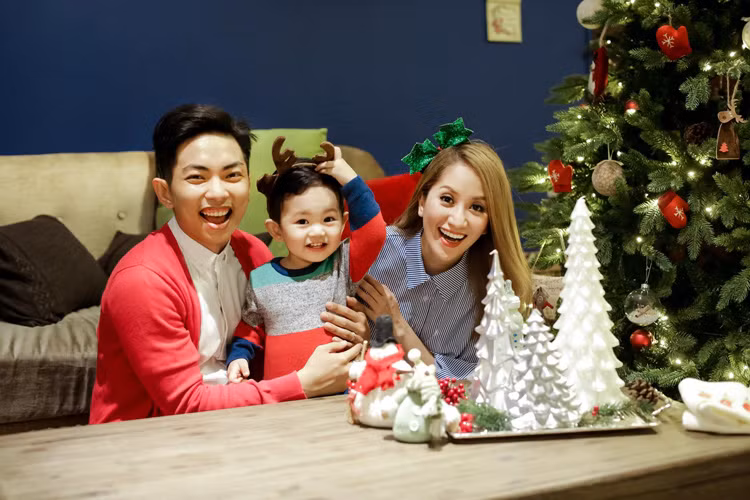 Sao Viet hanh phuc don Giang sinh am ap ben gia dinh