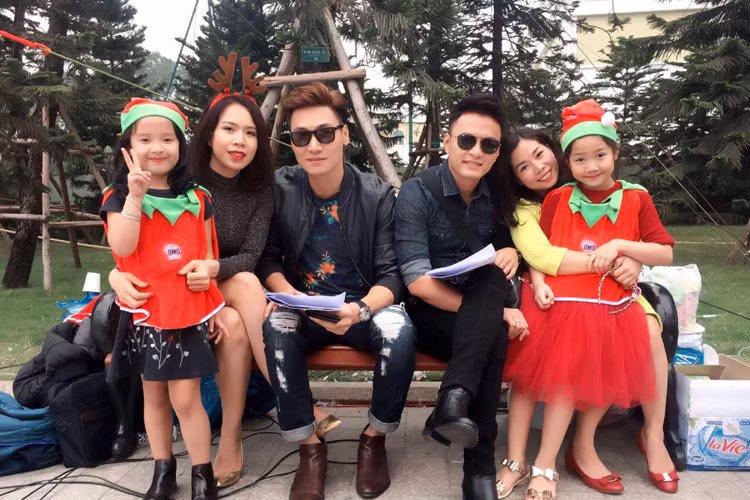 Sao Viet hanh phuc don Giang sinh am ap ben gia dinh-Hinh-11