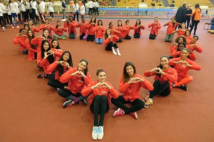 Hình ảnh Diệu Ngọc rạng rỡ bên các thành viên đội Đỏ trong phần thi thể thao của cuộc thi Hoa hậu Thế giới 2016. (Ảnh: Hoa hậu Thế giới) 