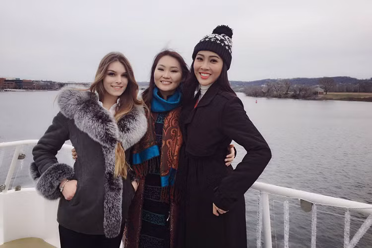 Ở phần thi siêu mẫu, các thí sinh sẽ trình diễn một bộ sưu tập của nhà thiết kế do ban tổ chức chuẩn bị và sẽ giới thiệu thiết kế dự thi “Designer of the world”. (Ảnh: Facebook Diệu Ngọc) 