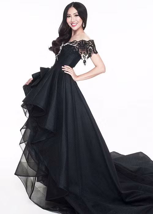 Với cấu trúc tạo phom áo corset, bộ trang phục tôn lên vòng eo con kiến của Hoa khôi Áo dài Việt Nam 2016. (Ảnh: Công Lý) 